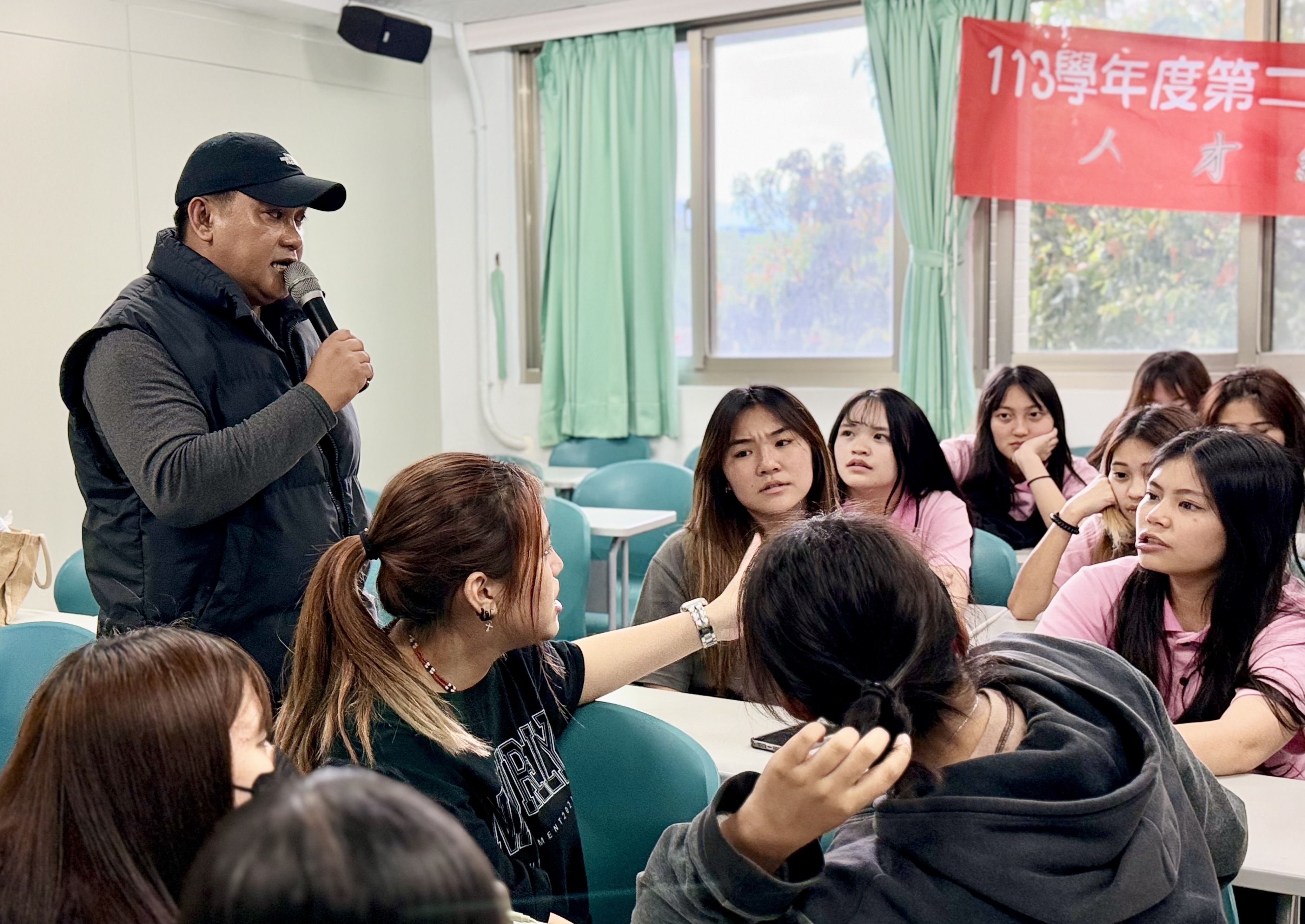 在此次講座中，阿布田深入介紹節目製作流程、訪談技巧與自媒體經營策略。圖：新生醫專提供