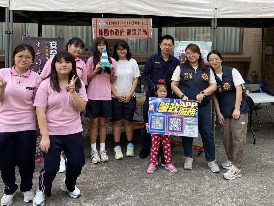 龍潭分局於新生醫專設立宣導攤位。圖：警方提供