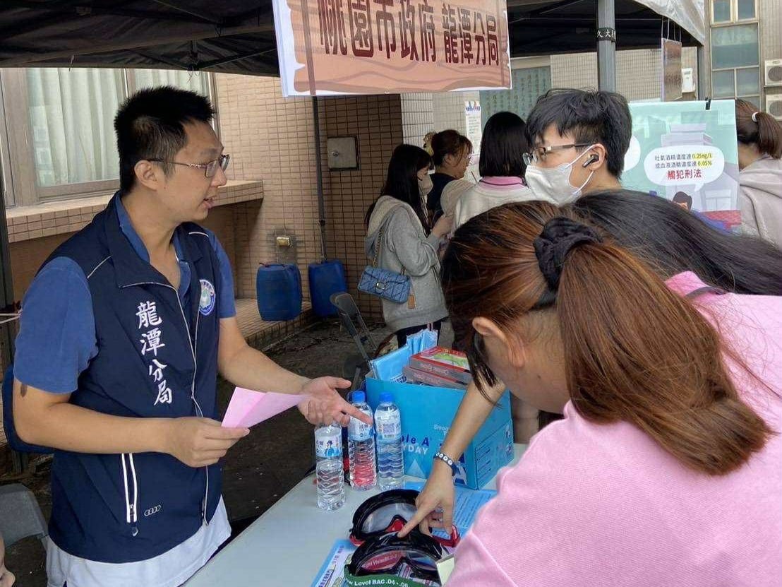 龍潭分局於新生醫專設立宣導攤位。圖：警方提供