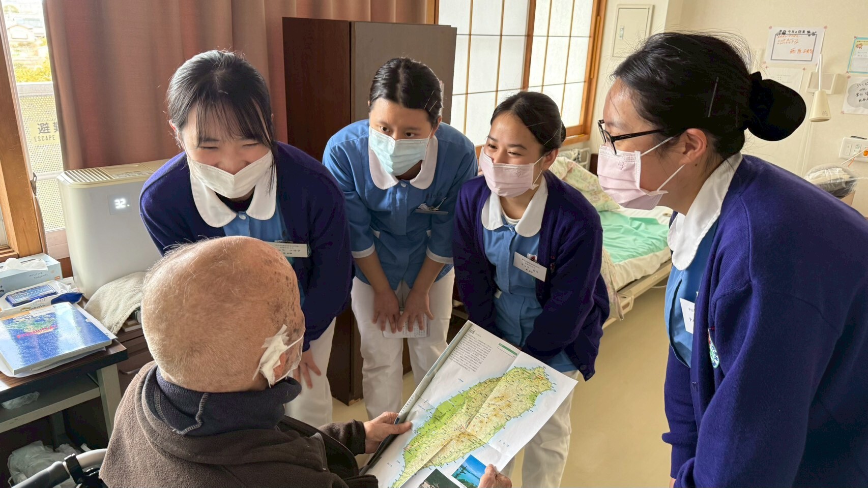 實習學生與日本名古屋「老人保健施設みず里」住民介紹台灣的風俗民情。圖：新生醫專提供