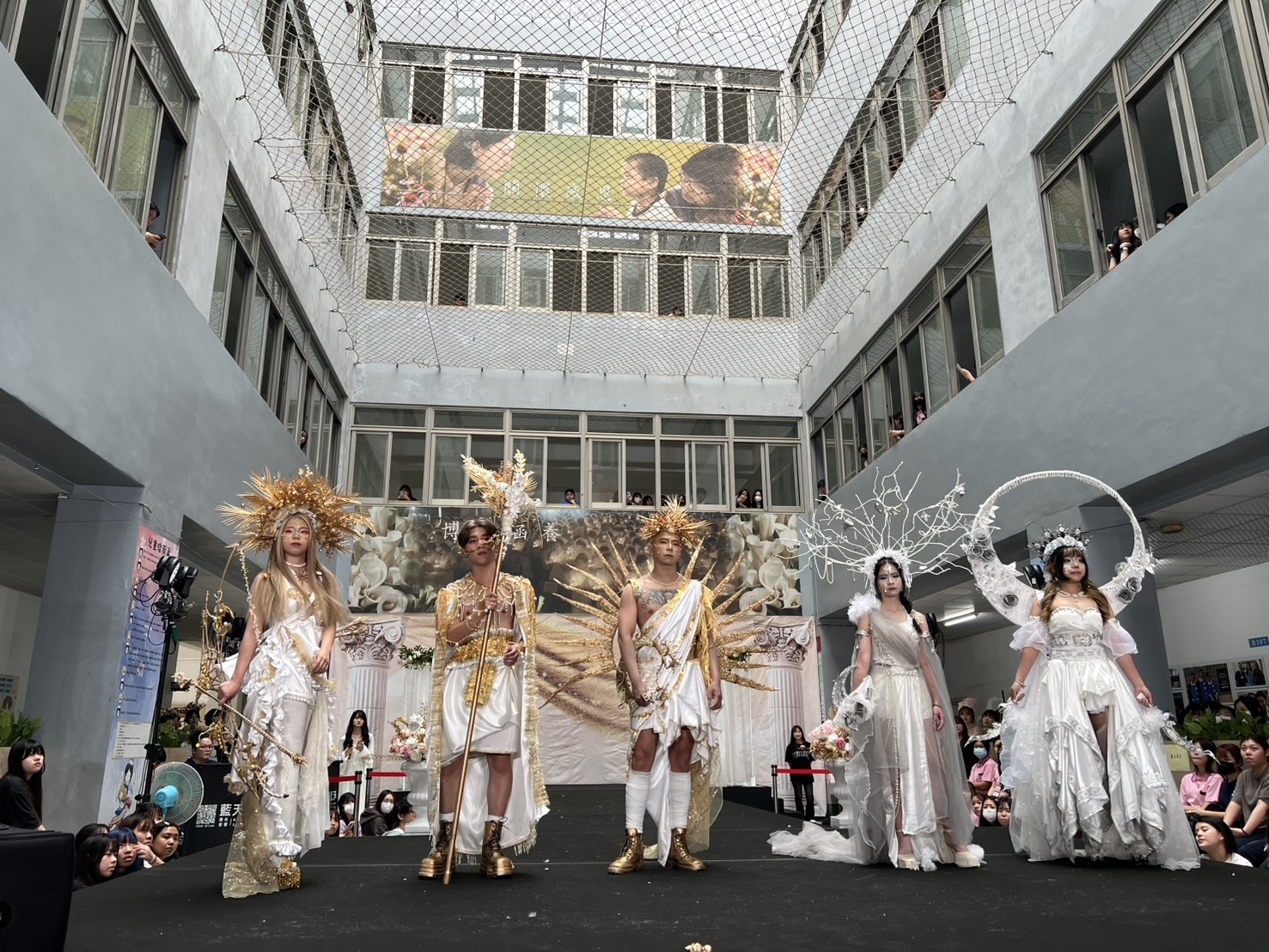 新生醫專美容造型科於今（22）日盛大舉辦 115級畢業成果展—《奧林匹斯的神祇》。圖：新生醫專提供