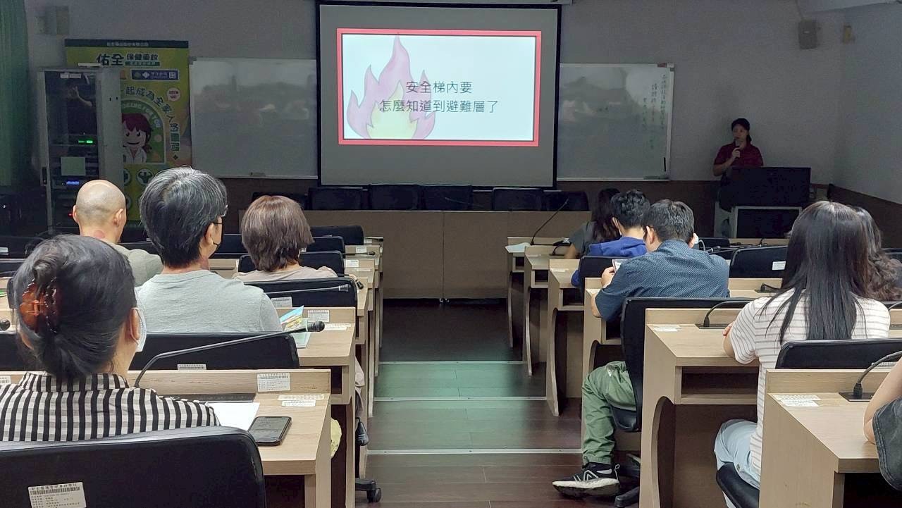 為提升校園面對突發災害的應變能力與教職員的安全意識，新生醫護管理專科學校辦理防火管理自衛消防編組宣導。圖：高平分隊提供