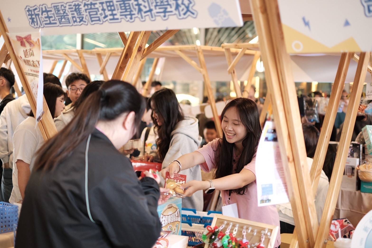 新生醫專國際志工團隊於現場設置攤位,活動所得將全數投入明年團費。圖:新生醫專提供 新生醫專國際志工團隊於現場設置攤位,活動所得將全數投入明年團費。圖:新生醫專提供