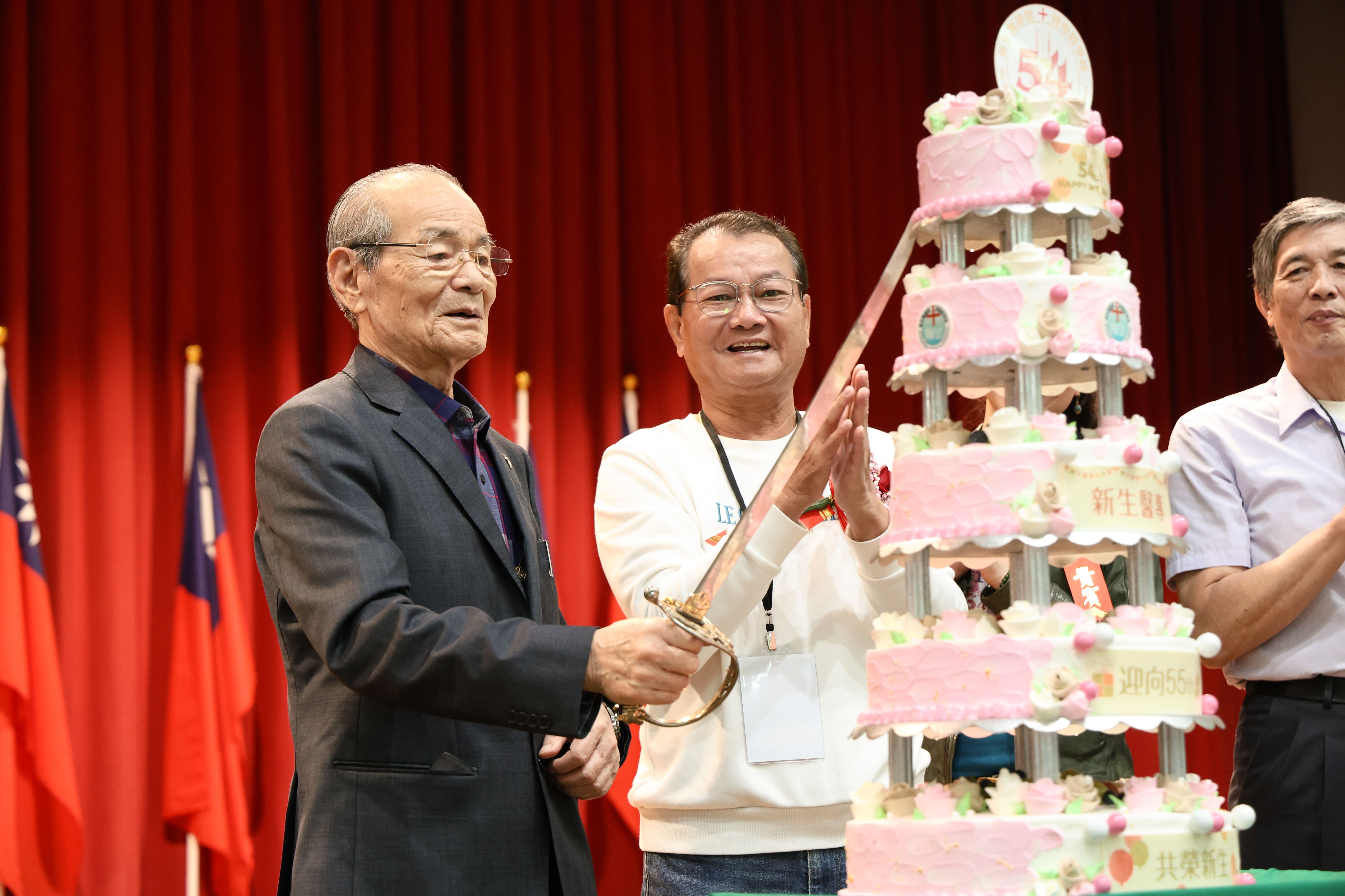 典禮上，特別表揚了七位傑出校友。圖：新生醫專提供