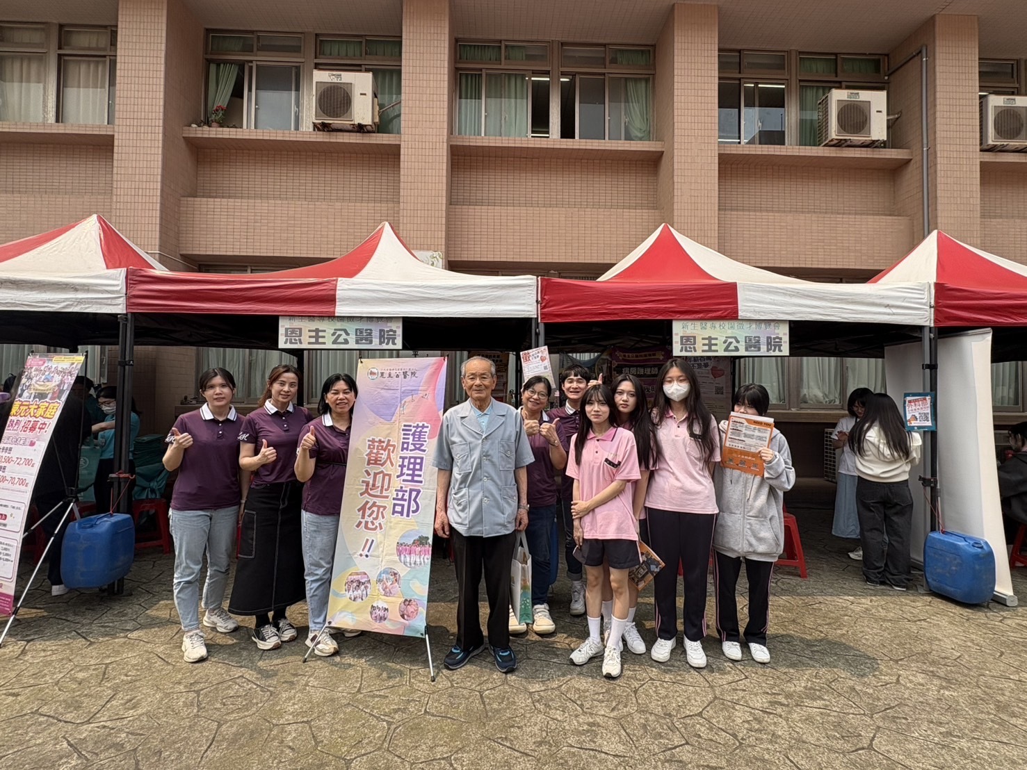 新生醫專董事長劉奕彩(中)在會場感謝熱情參與的各家企業。圖：新生醫專提供