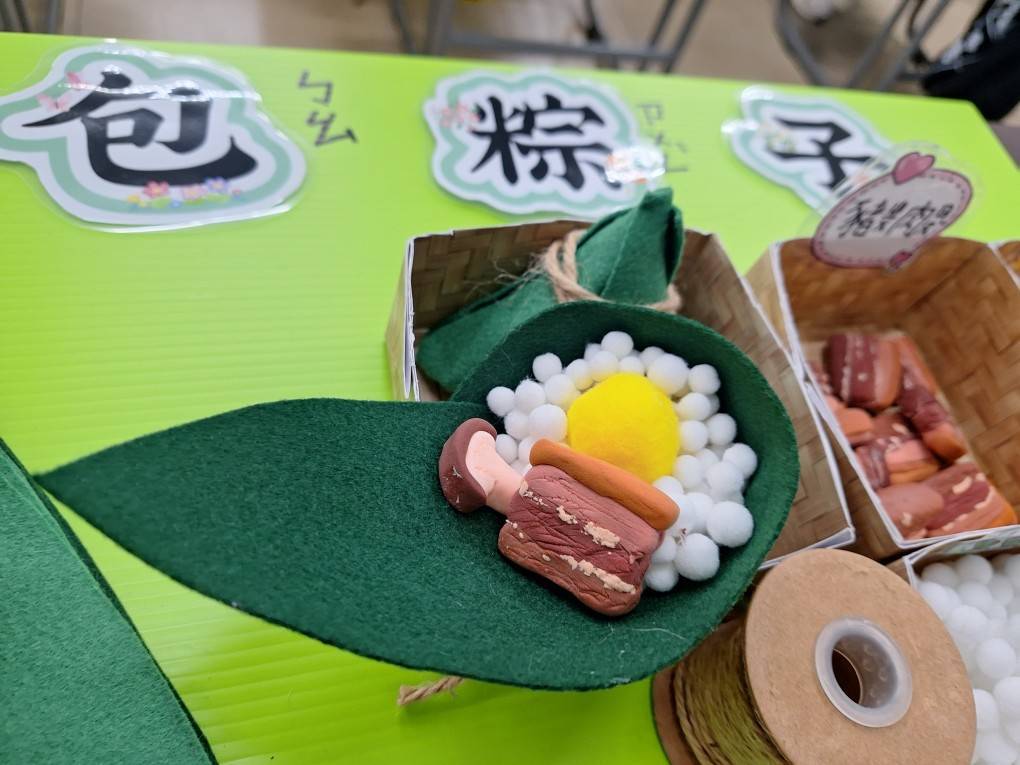 以「包粽子」體驗學習，使課程更生動有趣，真正落實「做中學」。圖：新生醫專提供