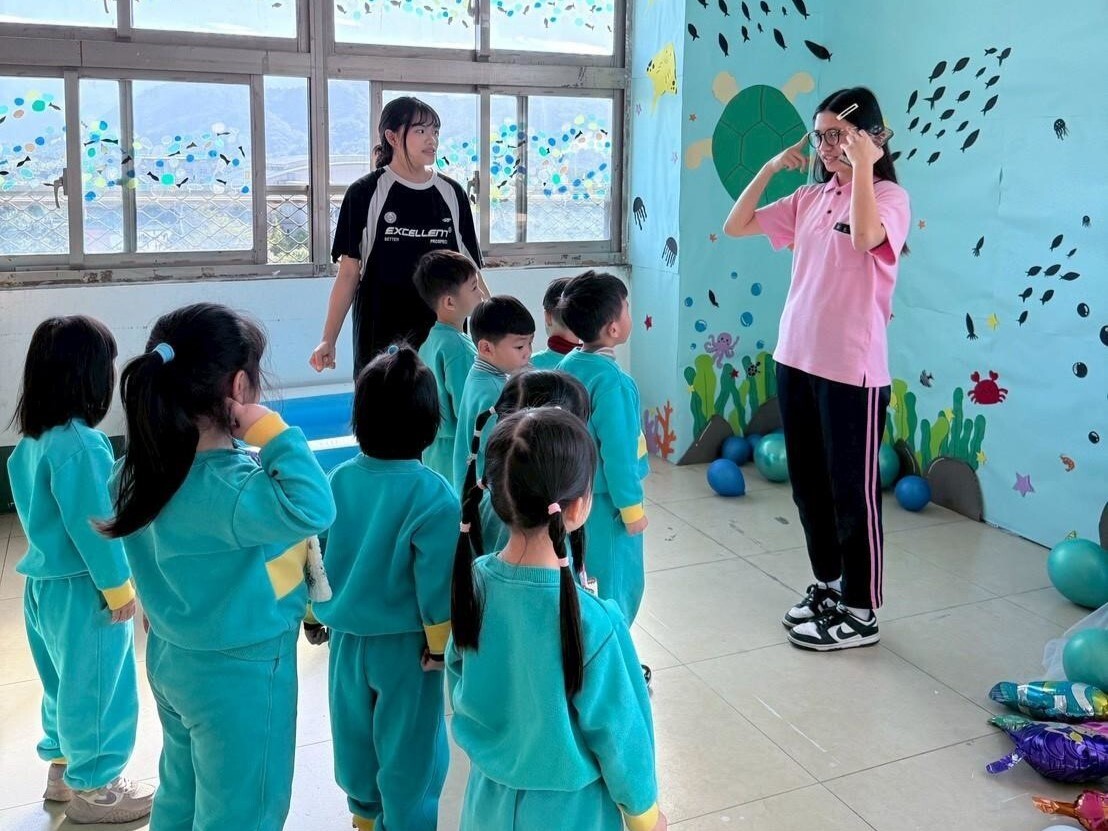 劇場演出外，學生亦以環保、節慶為題打造情境空間，讓幼兒在遊戲中深化永續。圖：新生醫專提供