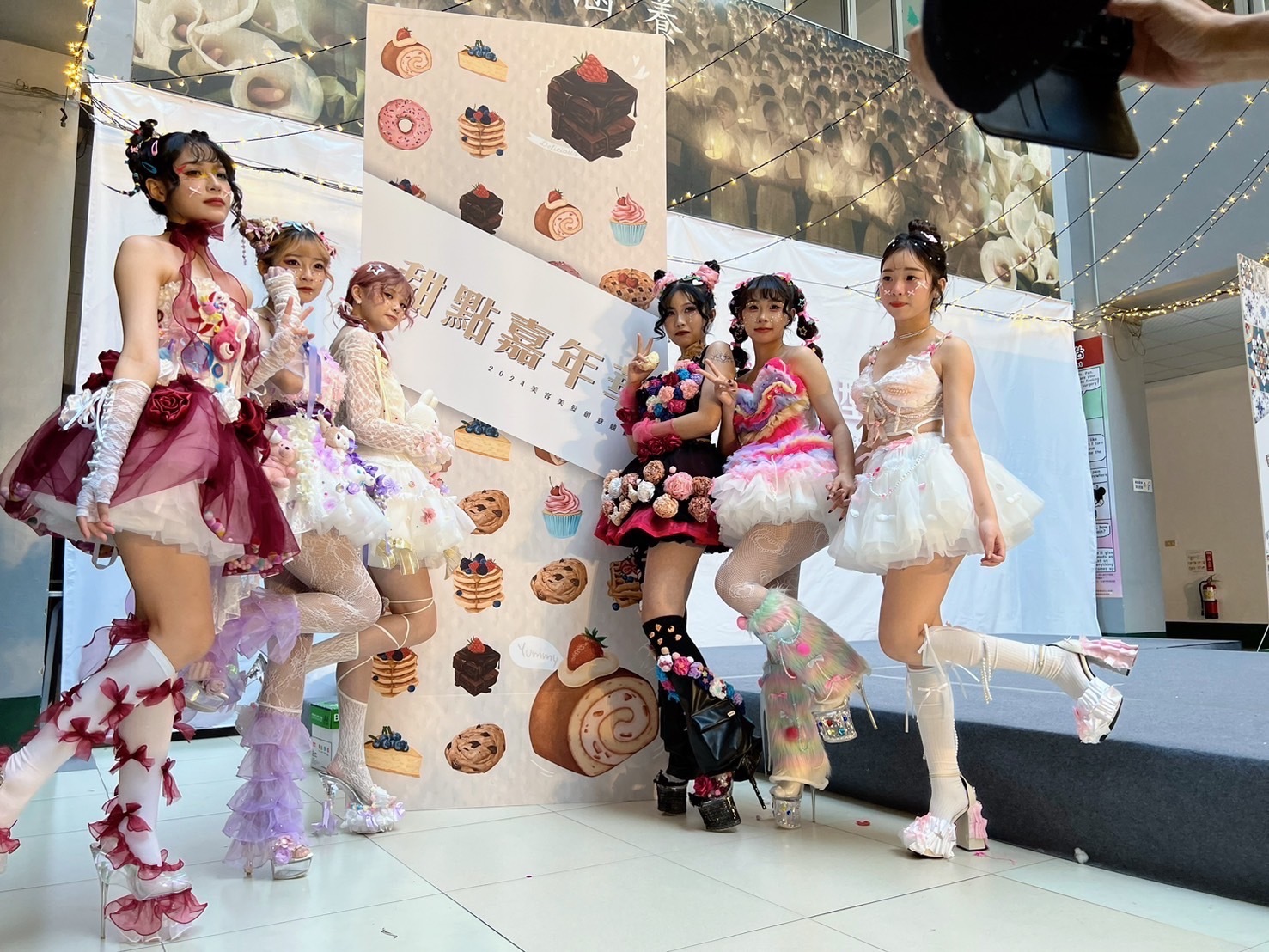 服裝則以草莓、巧克力、馬卡龍等甜點主題設計，細節精緻，夢幻十足。圖：新生醫專提供