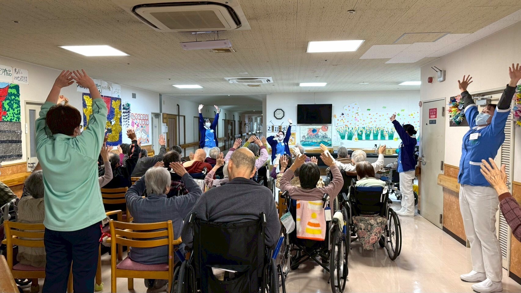 新生醫專護理科實習學生引導「老人保健施設みず里」長者們進行健康操。圖：新生醫專提供