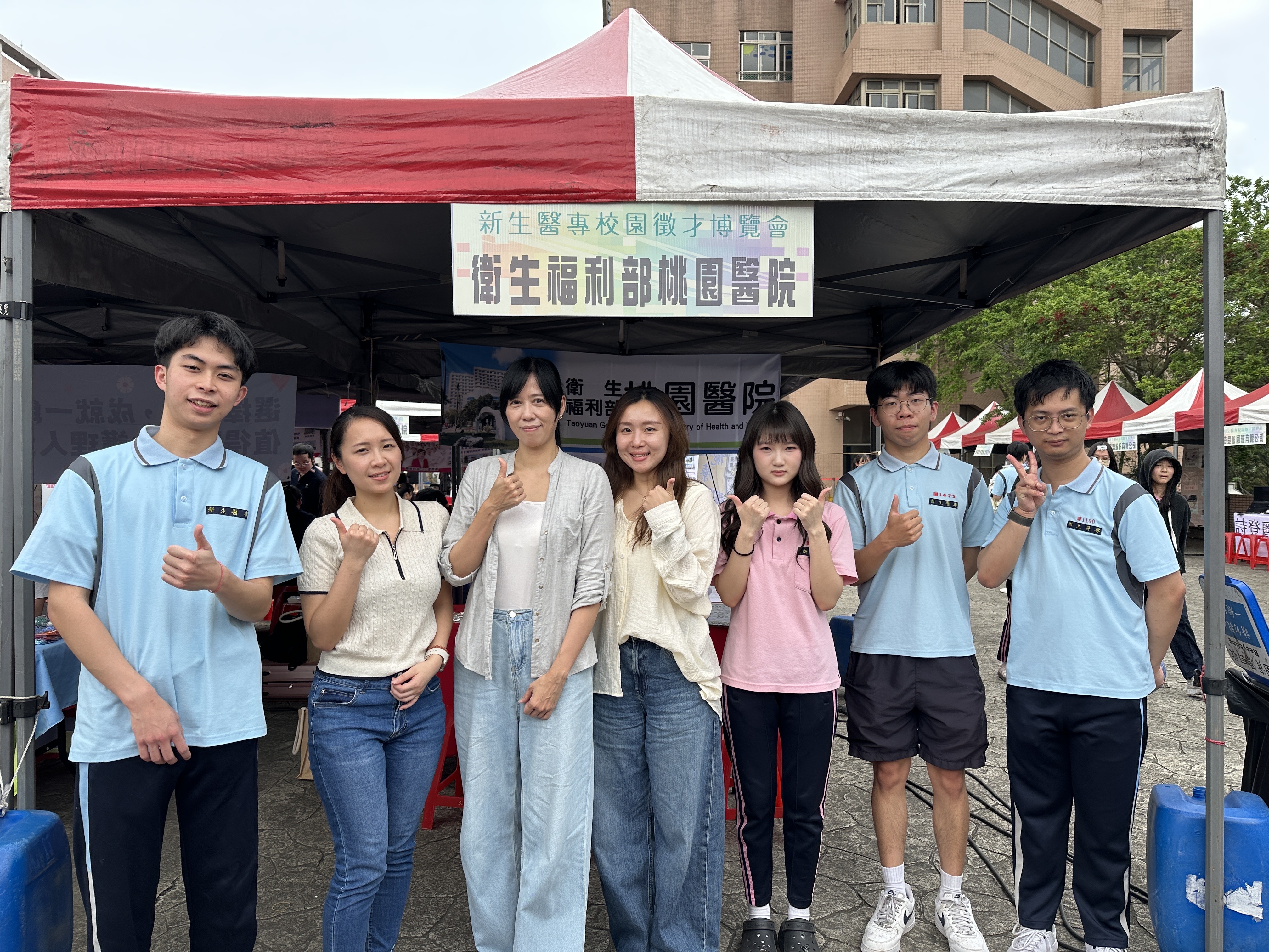 護理科五年級學生陳畇彰，感謝新生醫專用心規劃徵才博覽會，尋找適合自己的理想就業醫院，為未來護理職涯奠定良好基礎。圖：新生醫專提供