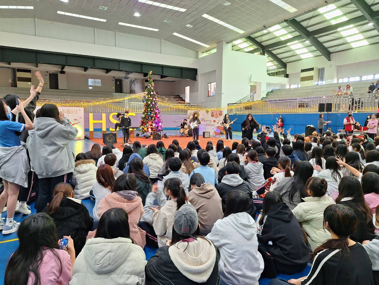 新生醫專昨日於校內盛大舉辦「新YA節．薑心比心＆學權日．權心權益」聖誕活動。圖：新生醫專提供