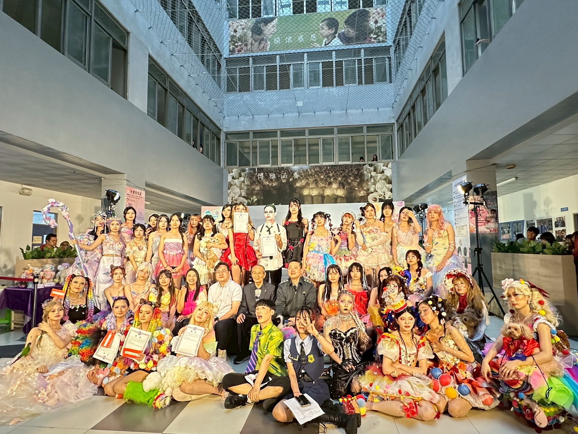 新生醫專美容造型科盛大舉辦「玩色奇想．創意嘉年華」。圖：新生醫專提供