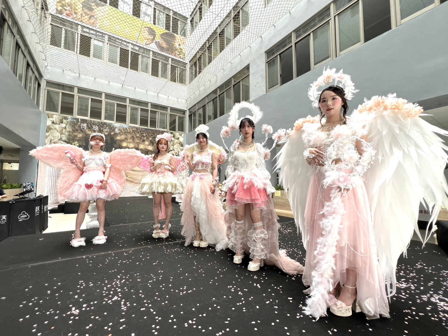 舞台上展現自信光采的「眾神」。圖：新生醫專提供
