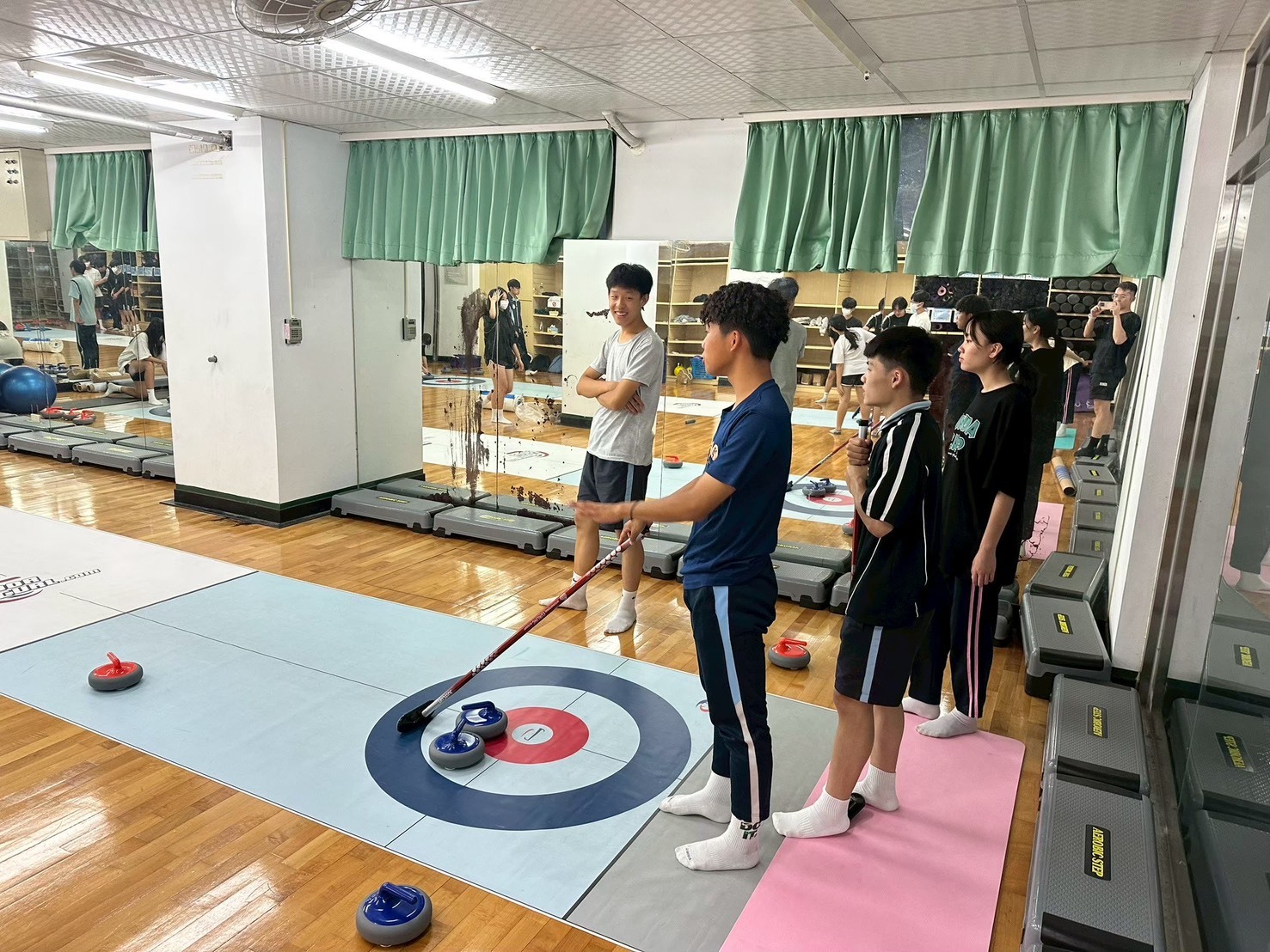 新生醫專學生許致穎與莊雁恩,日前在激烈選拔中脫穎而出,獲選為「中華台北青年冰壺國手」。圖:新生醫專提供 新生醫專學生許致穎與莊雁恩,日前在激烈選拔中脫穎而出,獲選為「中華台北青年冰壺國手」。圖:新生醫專提供