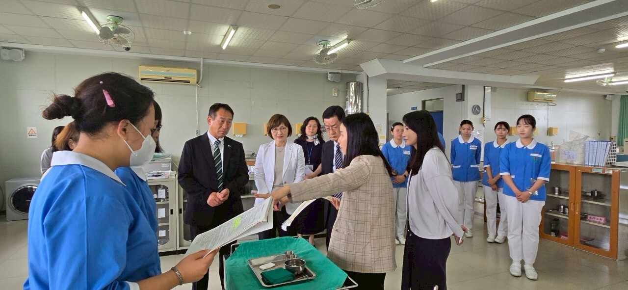 電波學園訪團盛讚新生醫專的教學設備新穎, 教學環境完善,同時對於該校致力於培育學生投入健康照護產業的經營,也表達高度的肯定。圖:新生醫專提供 電波學園訪團盛讚新生醫專的教學設備新穎, 教學環境完善,同時對於該校致力於培育學生投入健康照護產業的經營,也表達高度的肯定。圖:新生醫專提供