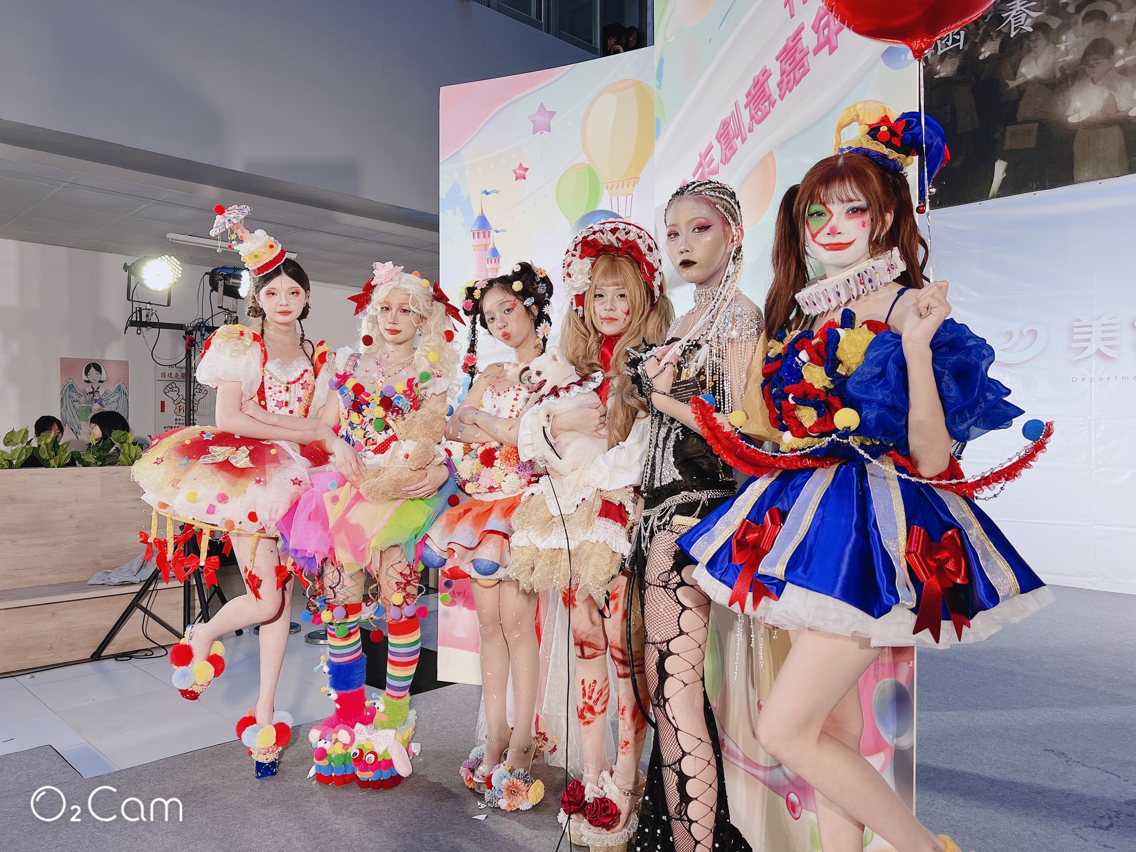 美容科嘉年華活動由學生全程自主策劃與執行，從服裝設計、妝髮造型到舞台表演皆親力親為。圖：新生醫專提供