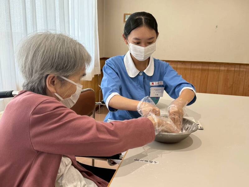 「學海計畫」累計補助逾6.5萬名學生到全球92國研修學分或企業機構專業實習,今天邀請4名學生分享心得。(記者楊綿傑攝) 「學海計畫」累計補助逾6.5萬名學生到全球92國研修學分或企業機構專業實習,今天邀請4名學生分享心得。(記者楊綿傑攝)