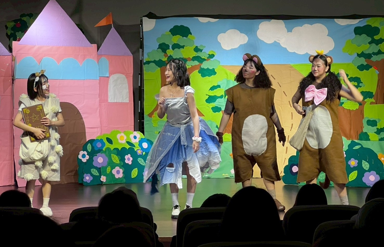 幼保科原創兒童劇展，透過輕鬆活潑劇情吸引幼兒目光，並傳遞永續精神。圖：新生醫專提供