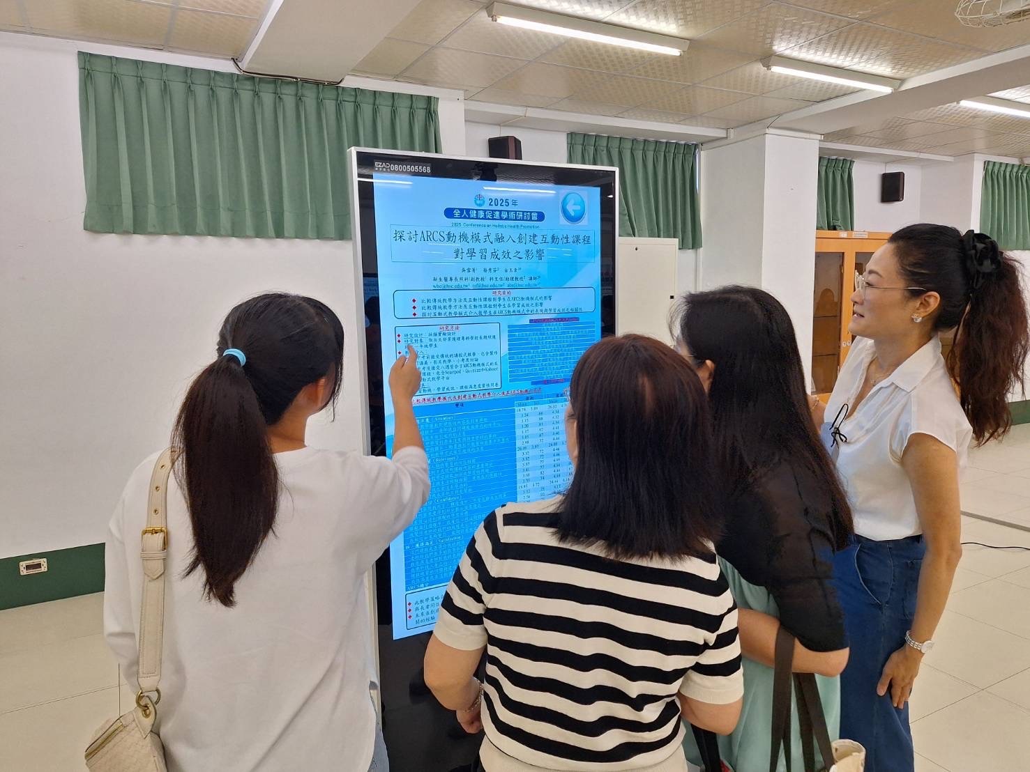 現場除了口頭發表分享，亦有逾百篇電子海報展示於會場中。圖：新生醫專提供