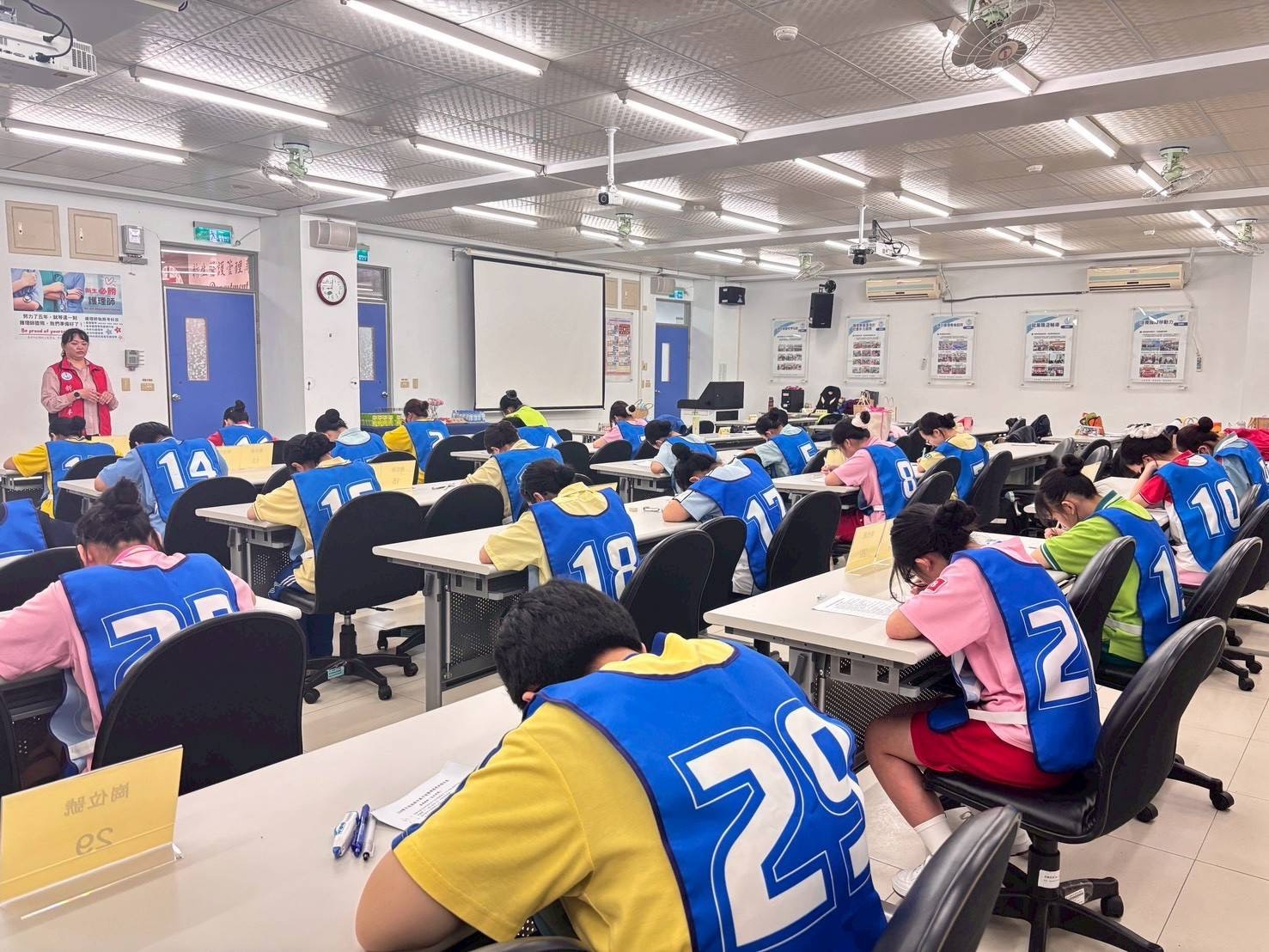 此次競賽分為學科與術科測驗,內容包含生命徵象評估、急救處置及醫療衛生知識,全面檢視學生專業能力。圖:新生醫專提供 此次競賽分為學科與術科測驗,內容包含生命徵象評估、急救處置及醫療衛生知識,全面檢視學生專業能力。圖:新生醫專提供