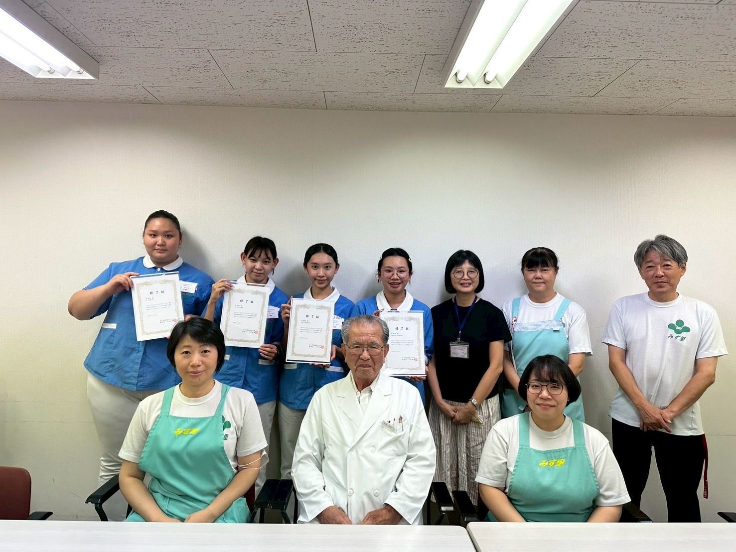實習單位頒發結業證書，肯定學生努力與成長。圖：新生醫專提供