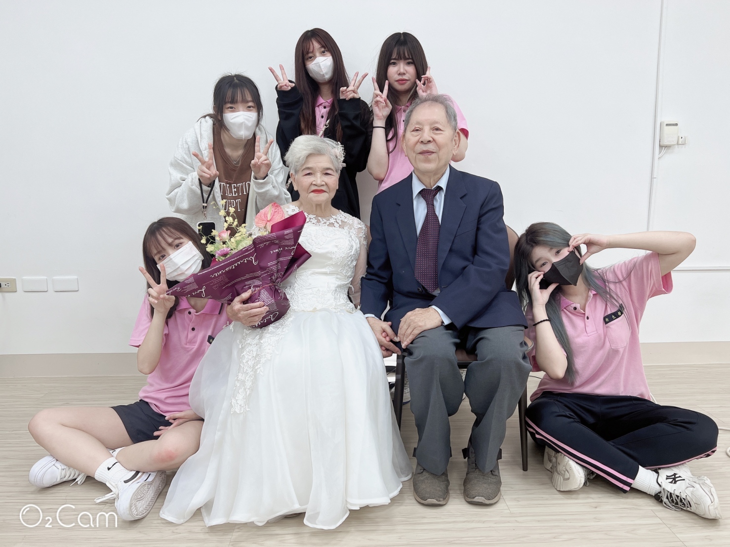 活動現場學生們細心為每位長輩設計造型，耐心地進行保養與化妝。圖：新生醫專提供