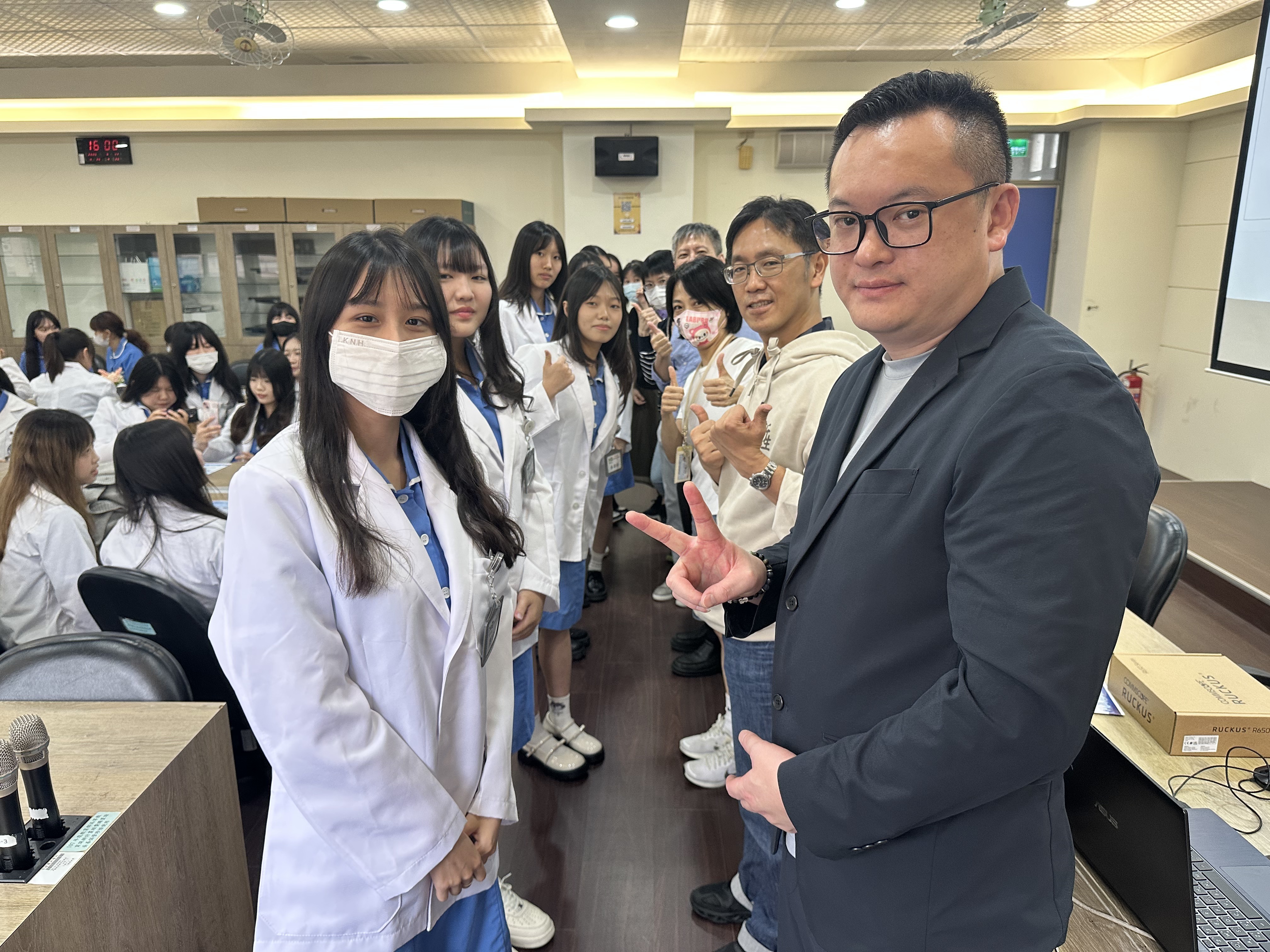 師長與企業代表為醫保科學生授證披袍。圖:新生醫專提供 師長與企業代表為醫保科學生授證披袍。圖:新生醫專提供