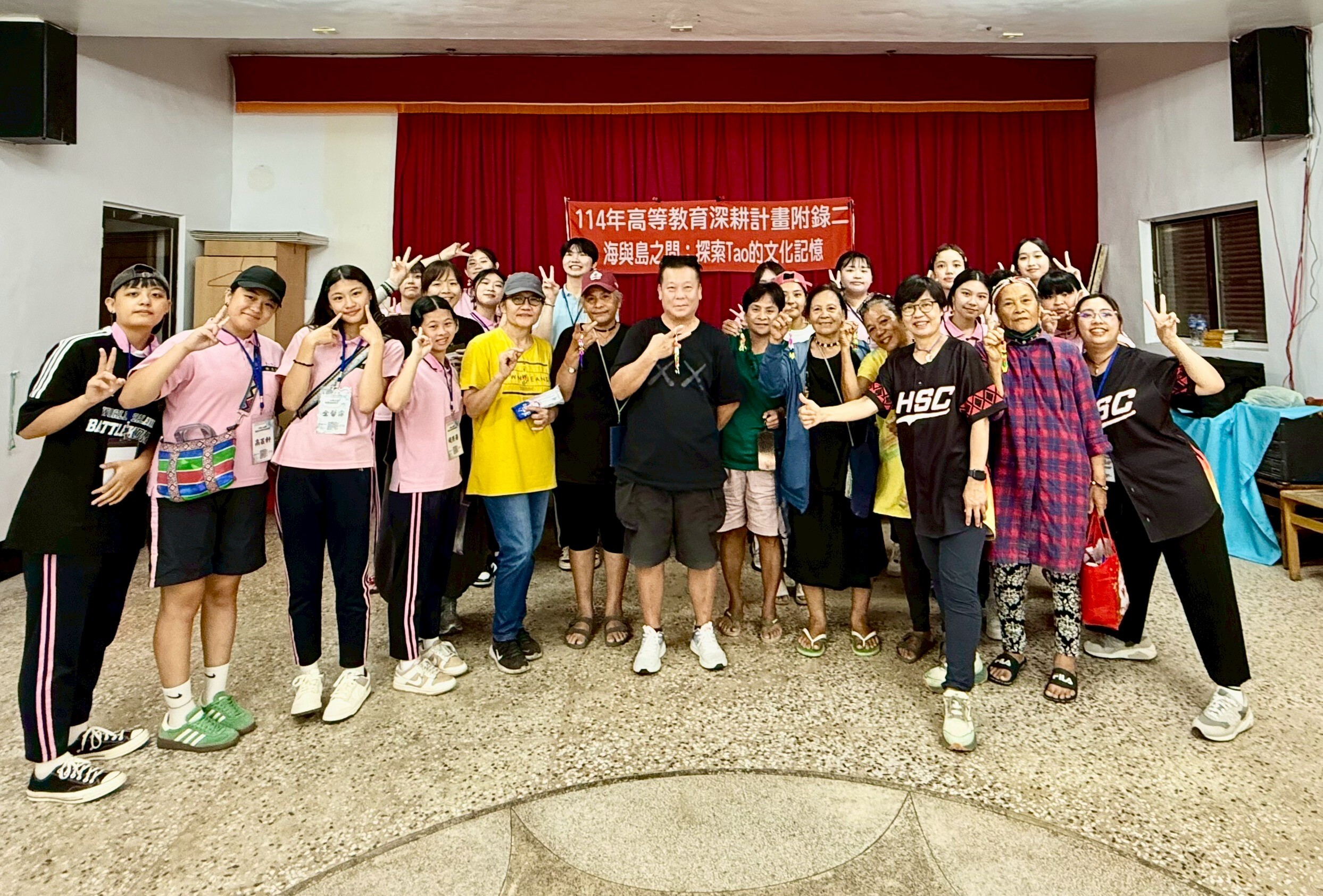 服務內容結合不同科系專業，由護理科團隊教導當地居民基本救命術的急救技能。圖：新生醫專提供