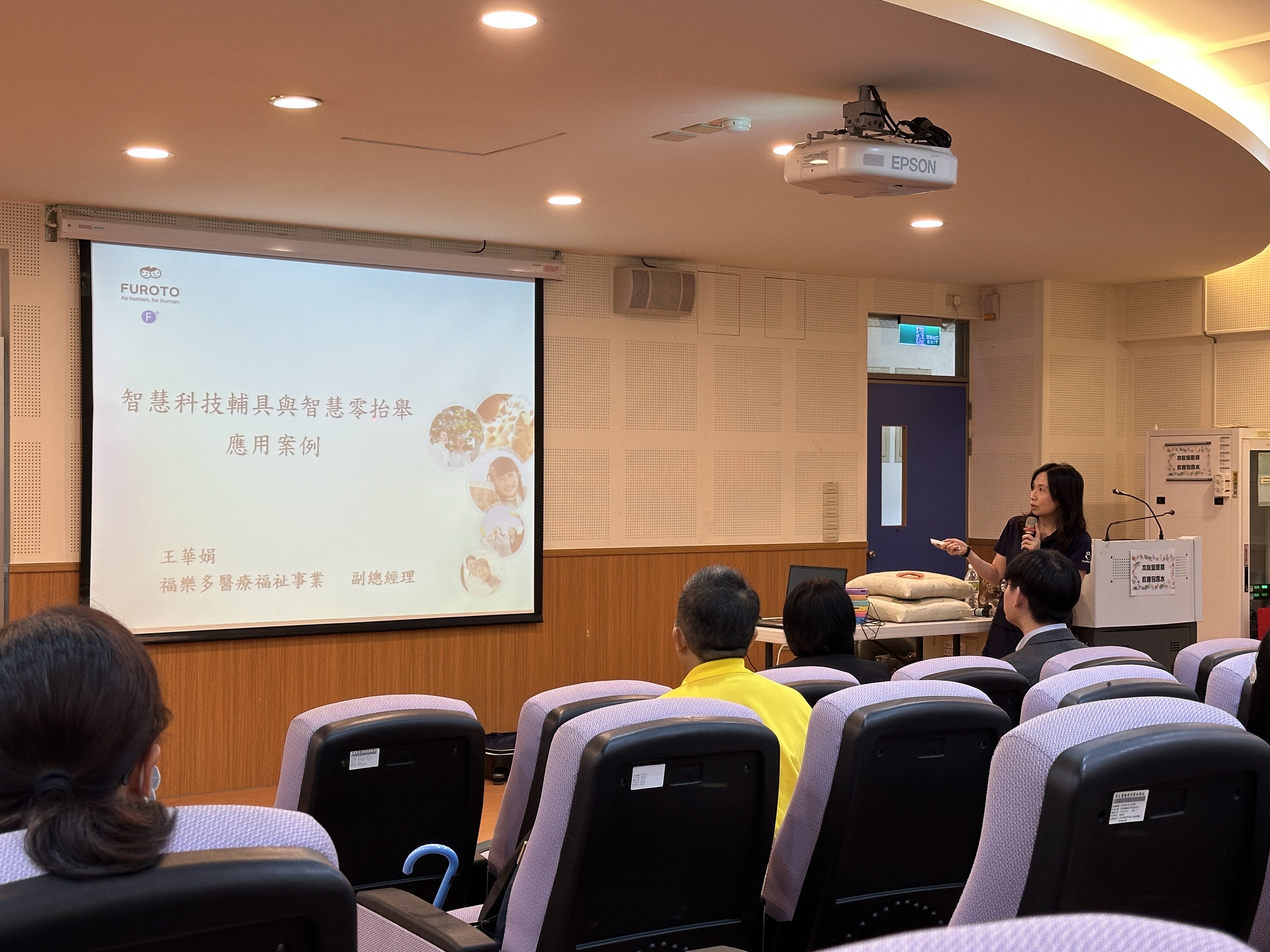 福樂多醫療福祉事業王華娟副總經理分享日本及臺灣智慧照護發展經驗。圖：新生醫專提供