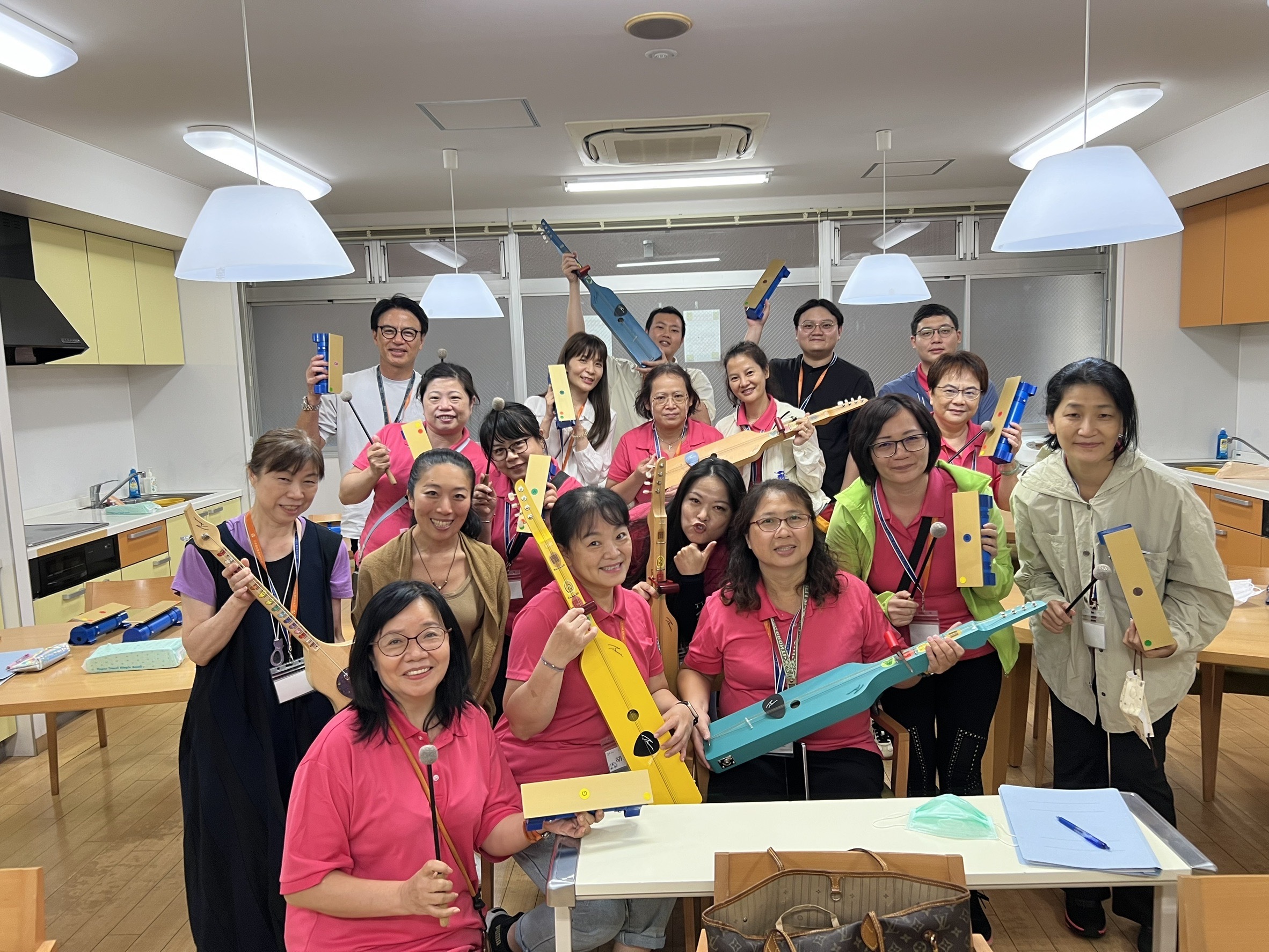 新生醫專長期照護科師生一行體驗失智症患者音樂治療活動。圖：新生醫專提供