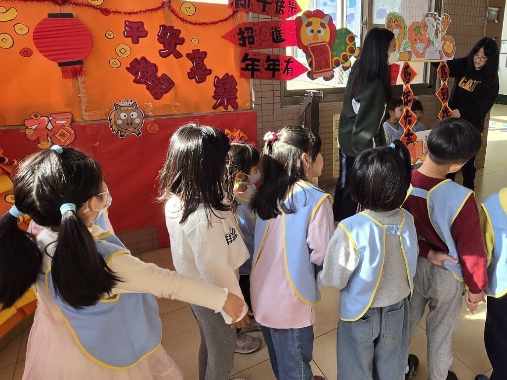 劇場演出外，學生亦以環保、節慶為題打造情境空間，讓幼兒在遊戲中深化永續。圖：新生醫專提供