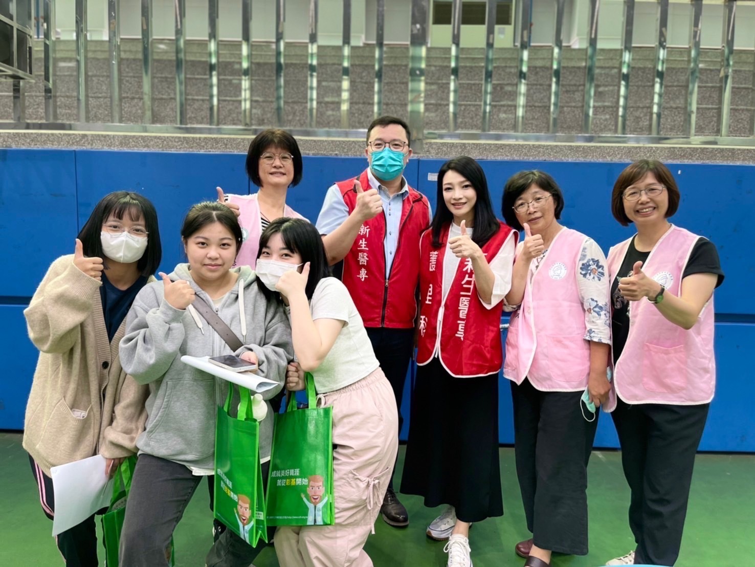 新生醫專校長駱俊宏(中)、護理科主任陳嘉雯(右三)，期待未來能與更多醫院攜手合作，培養更多符合產業需求的專業人才。圖：新生醫專提供