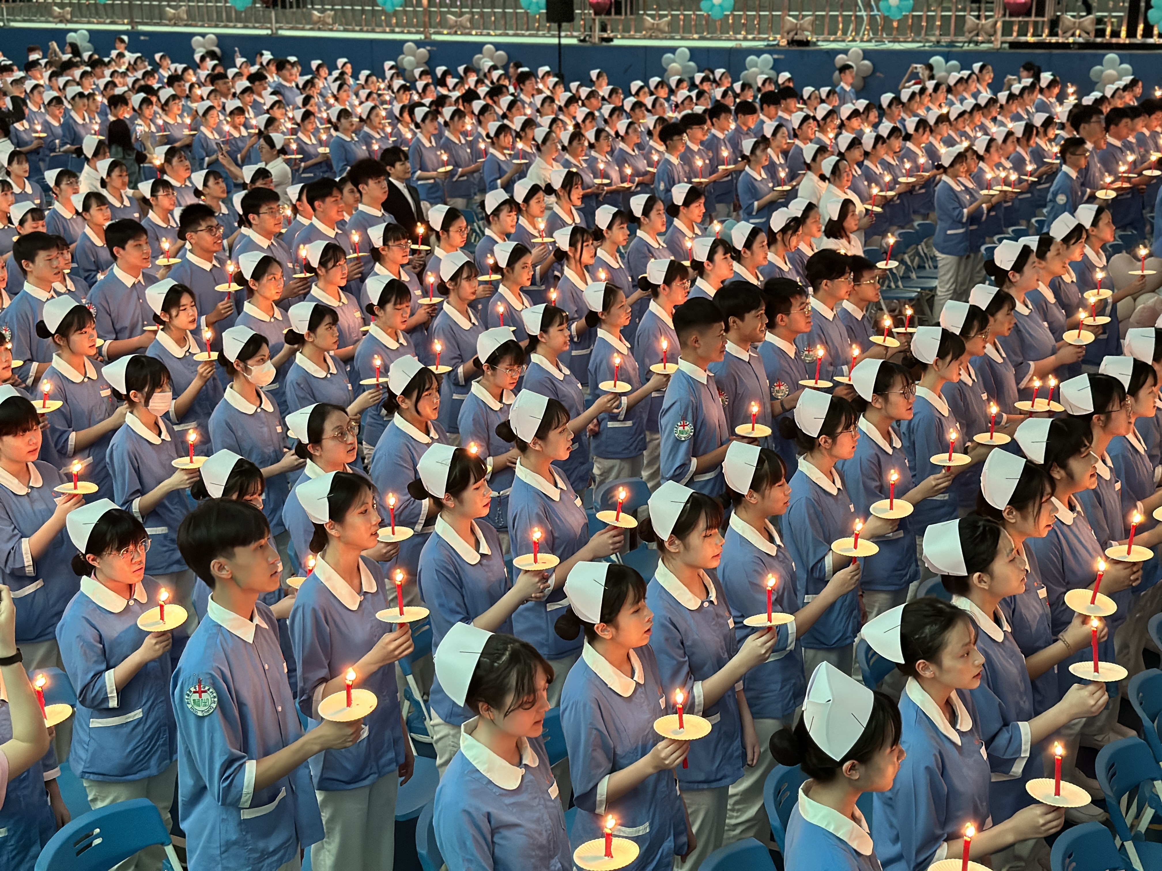 新生醫護管理專校護理科2年級男女學生754人，舉辦加冠典禮與傳光儀式，象徵上護師專業之路。圖／校方提供