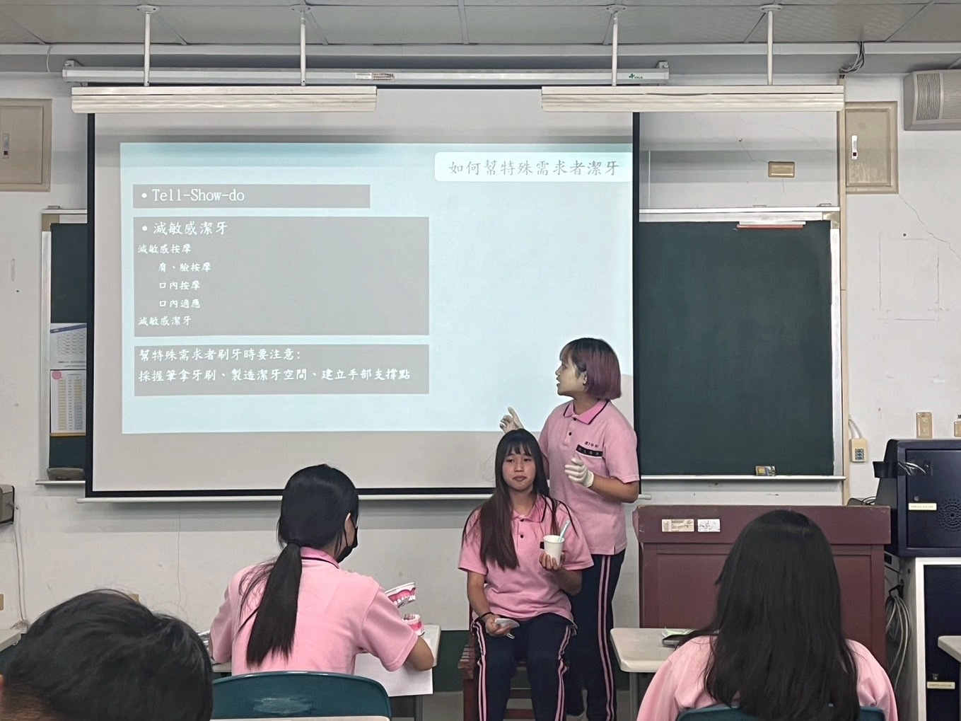 學生充分準備進行回覆示教。圖：新生醫專提供