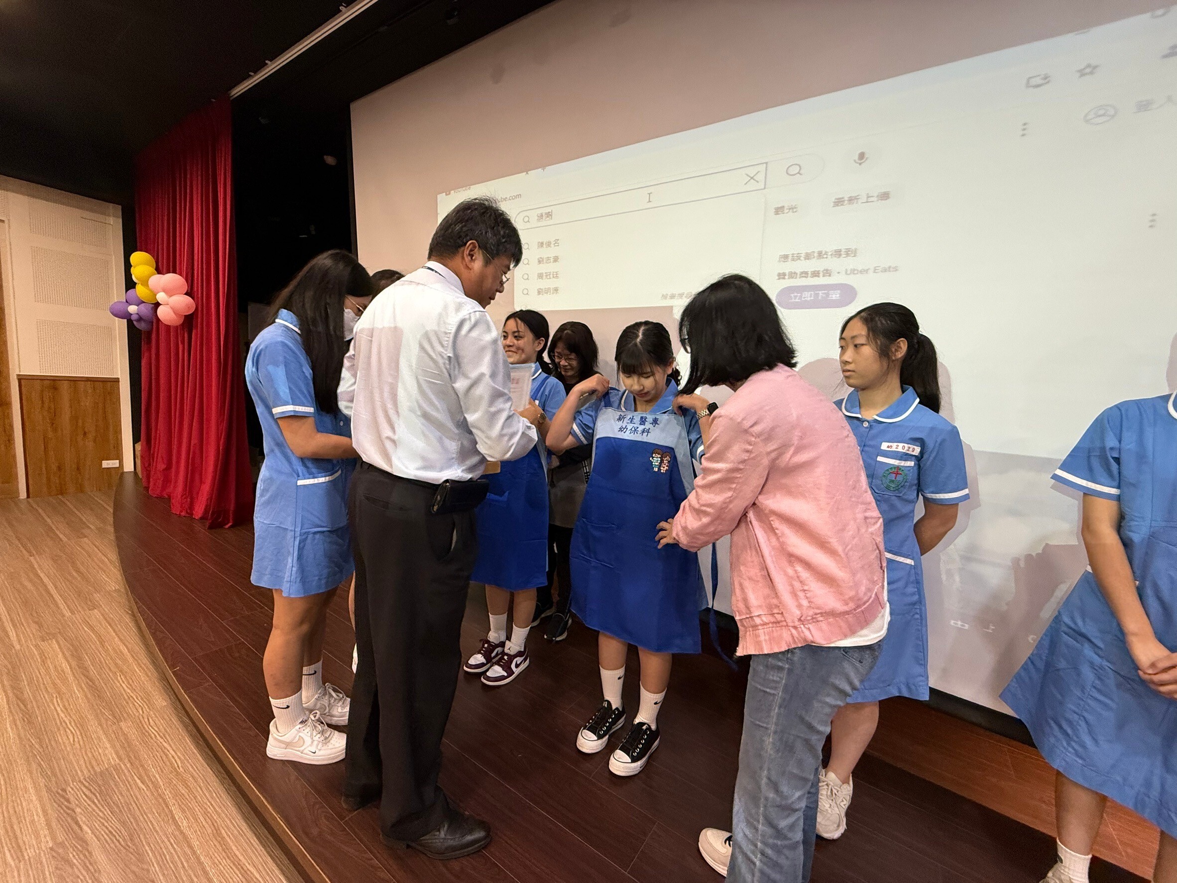 宣誓活動學生穿著象徵專業的實習圍裙參加。圖：新生醫專提供