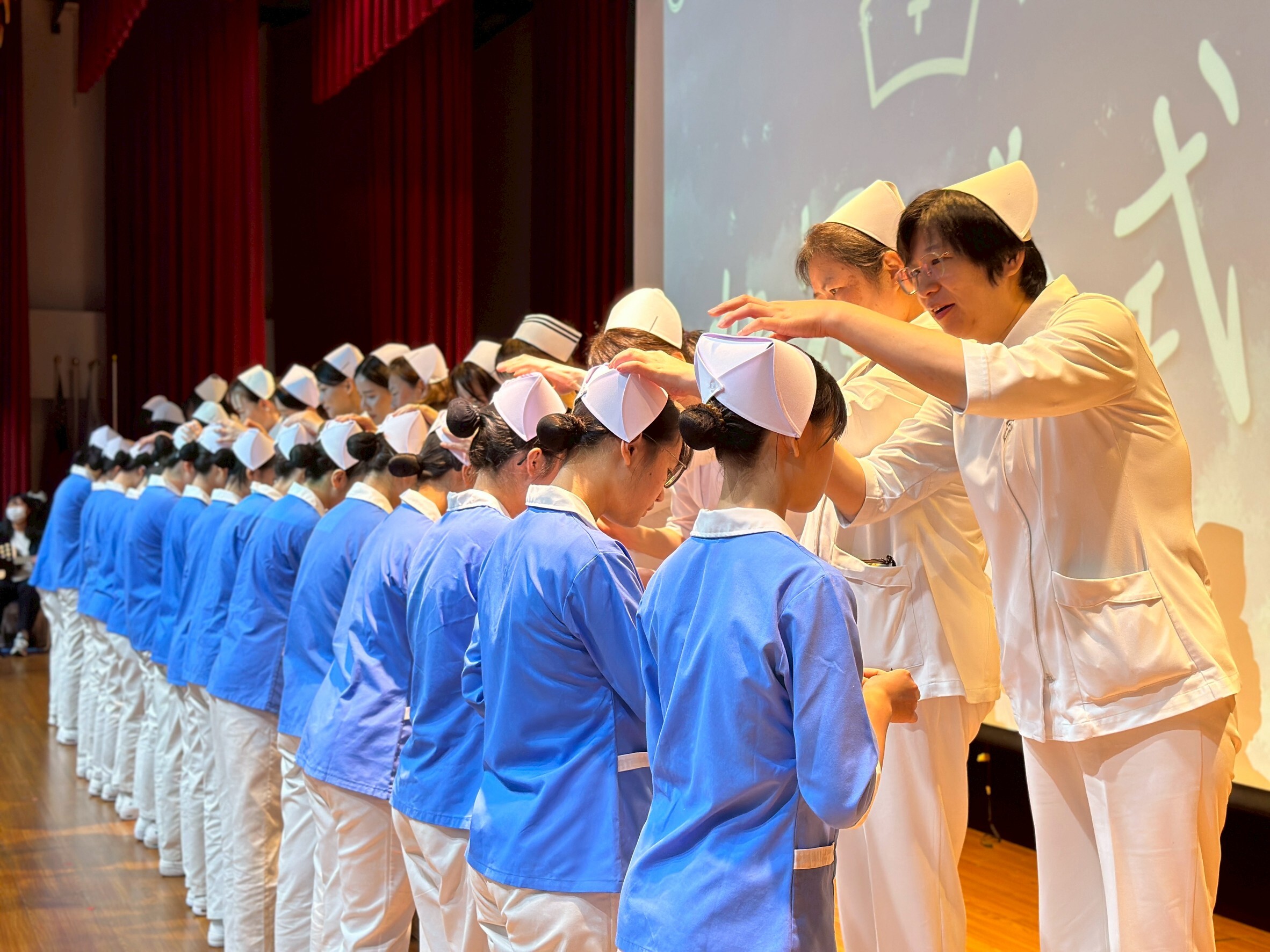 新生醫護管理專校護理科2年級男女學生754人，舉辦加冠典禮與傳光儀式，象徵上護師專業之路。圖／校方提供